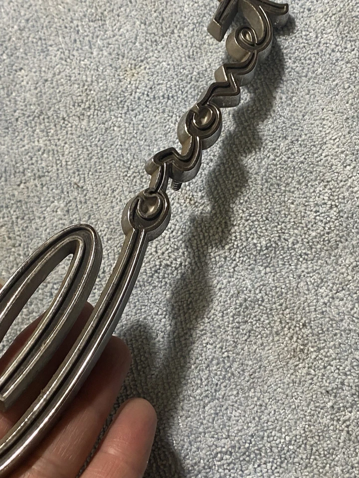 Dodge Coronet 1965-1966 emblema insignia OEM Mopar 2 puertas techo rígido guión 2448834 Foto 3 de 4