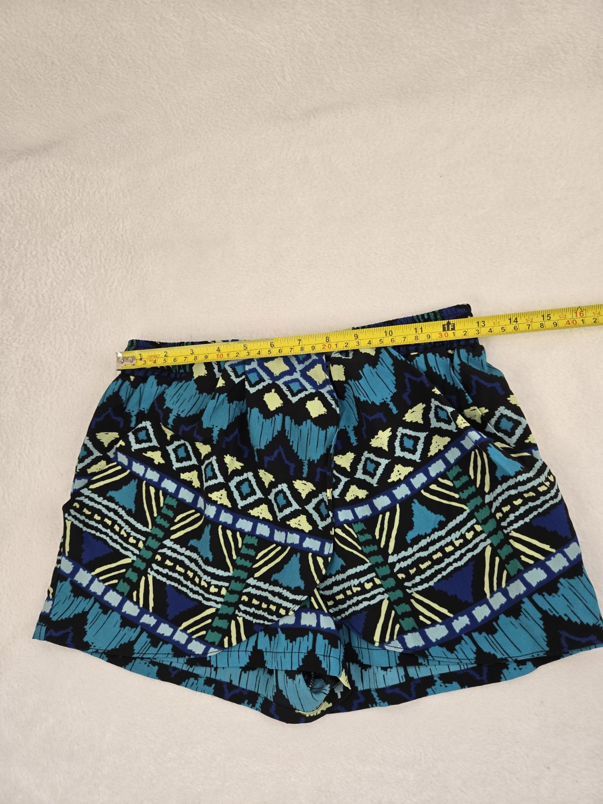 bebe shorts Vibrant geometric pattern - image 7