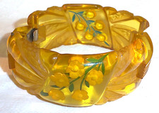 Vintage RETRO MCM YELLOW LUCITE BAKELITE PLASTIC CARVED FLORAL DESIGN BRACELET