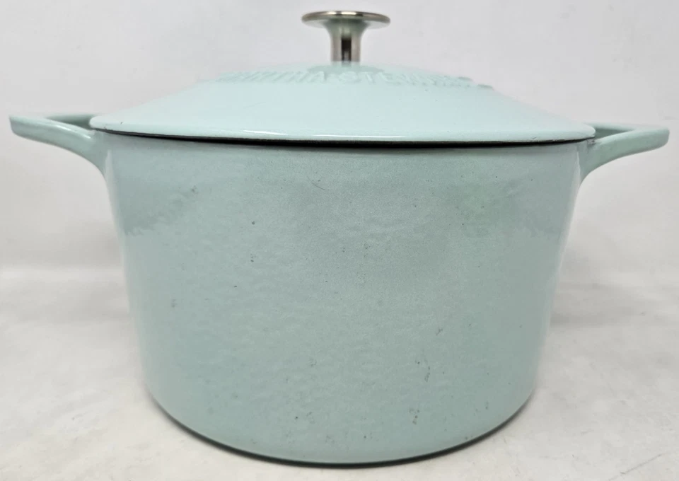 Forno holandês Martha Stewart Gatwick 7 qt esmalte ferro fundido quarto azul com tampa - Imagem 3 de 4