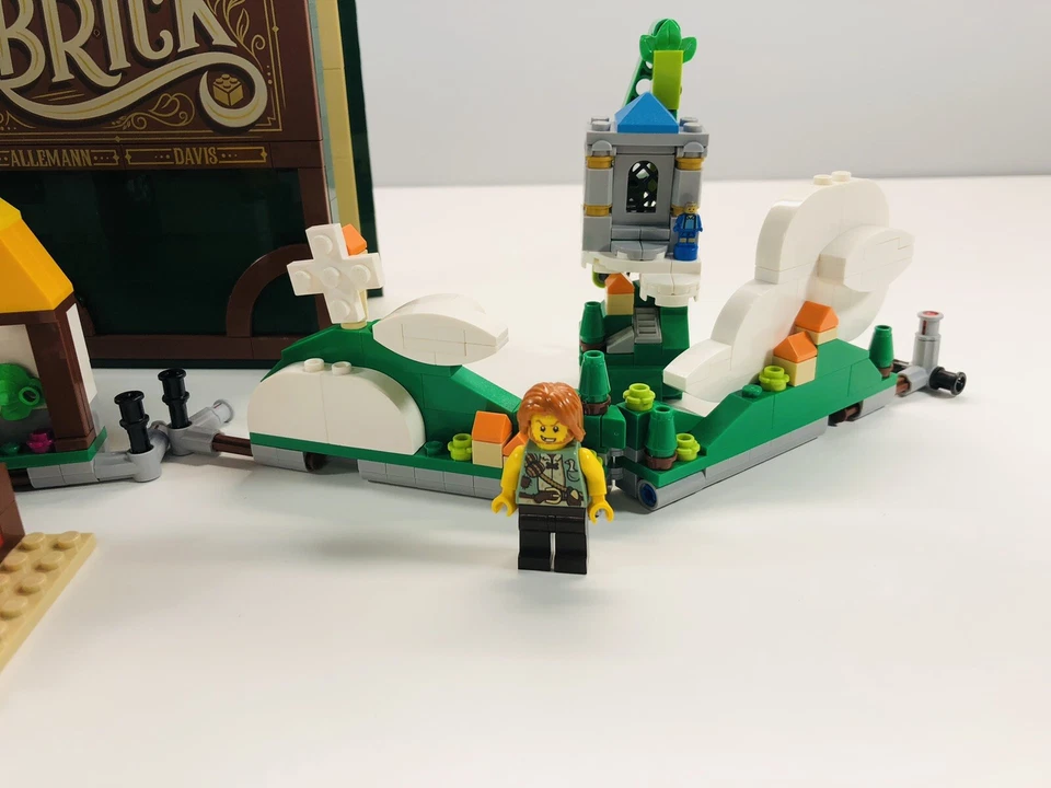 Lego Ideas: Brick Tales Pop-up Book 21315 - Image 4 of 4