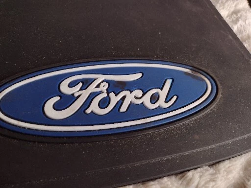 Par de guardabarros Ford Easy Fit 11" x 19" con Ford azul ovalado plásticolor negro NUEVO Foto 3 de 4