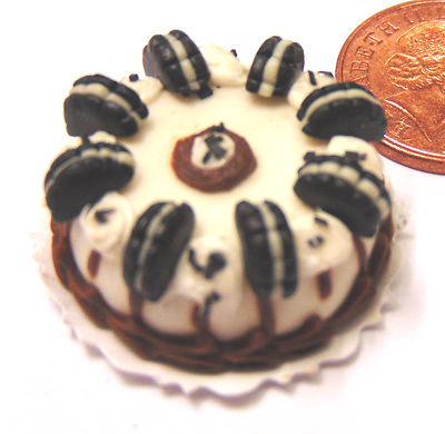 Puppenhaus runder Kuchen mit weißem Zuckerguss & Oreos Miniatur Maßstab 1:12 HI Tumdee
