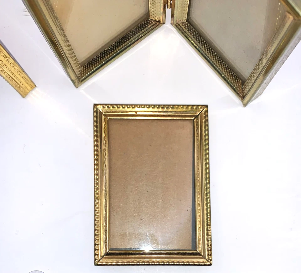 7 pequeños marcos de fotos retro de metal dorado ornamentado latón en relieve doble pliegue de colección Foto 4 de 4