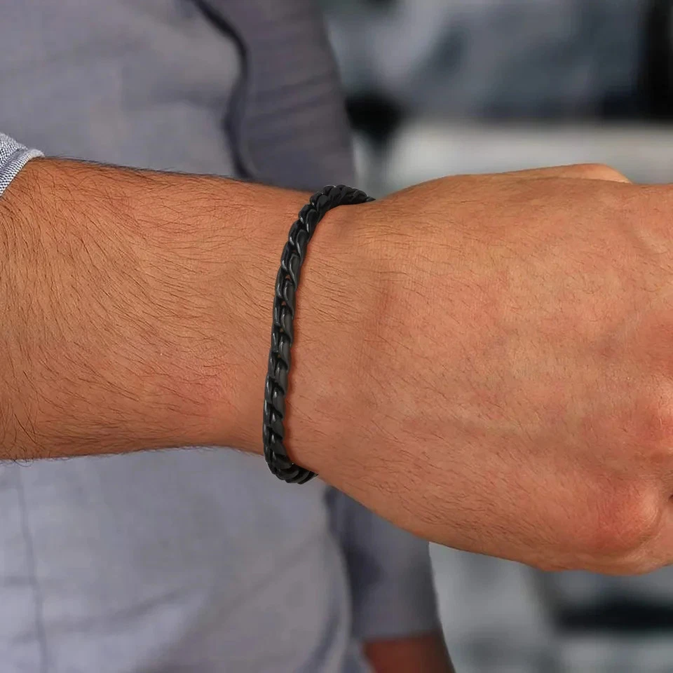 Brazalete de cadena de acero inoxidable para hombre negro tono plata retorcido redondo joyería Foto 2 de 4