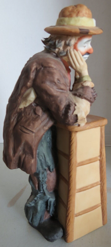 Flambro Taiwan Limited Edition 3907/15000 Hobo Clown Leaning on Stool Figurine - Foto 4 di 15