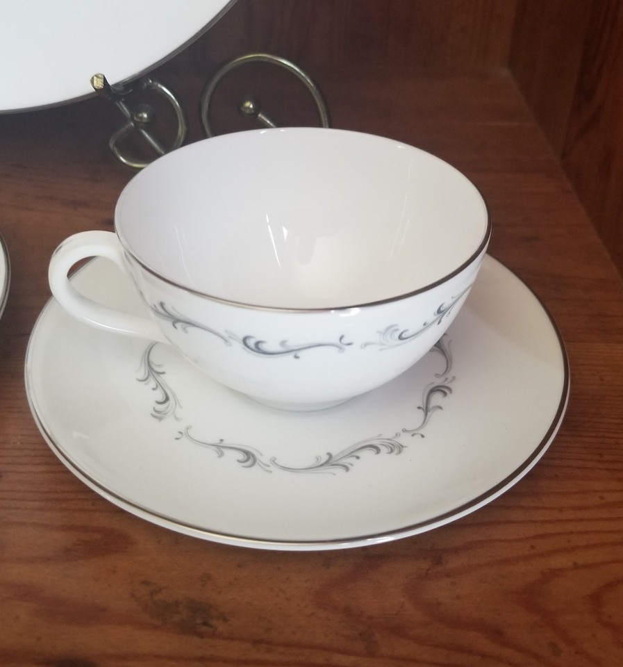 Royal Doulton 30 PC Service H4947 Bone China Pattern Six Place