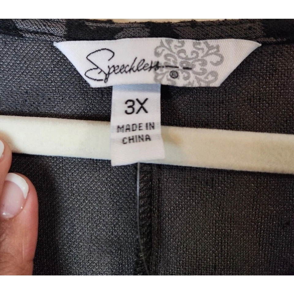 Vestido recto negro con textura Speechless para mujer talla grande 3XL mangas de campana divididas Foto 2 de 4