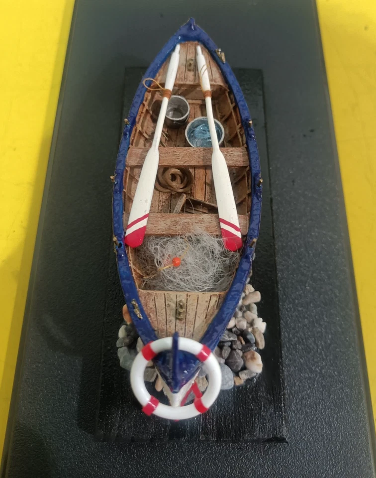Gozzo ligure tipo cornigiotto scala 1:30 montato e dipinto a mano - Immagine 2 di 4