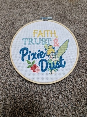 Tinkerbell ''Faith, Trust & Pixie Dust'' Kreuzstich im 6'' Holzrahmen