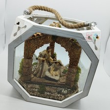 Capanna artigianale con Natività in Lanterna Cubica Bianca Legno e vetro