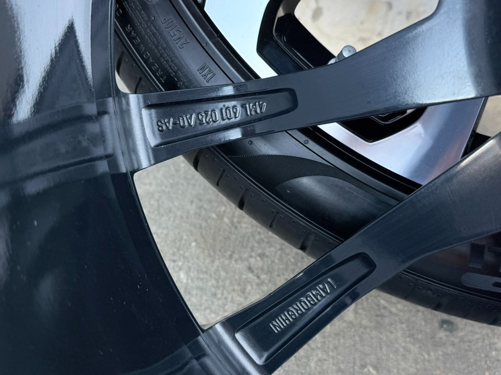 Lamborghini Urus 2024 Front Wheel Black