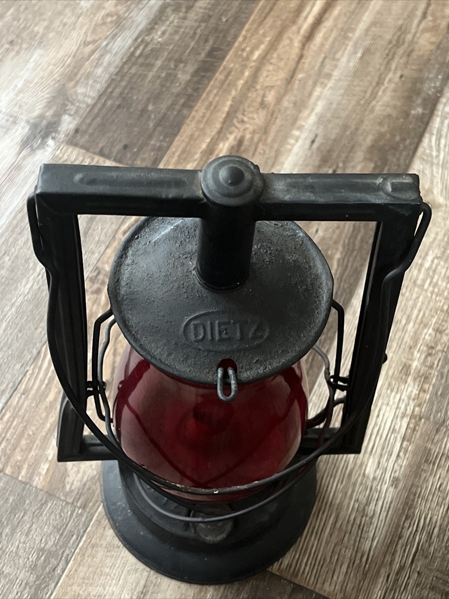 オイルランタン　レッドグローブ　エンバリー・マン社製No.40 DIETZ Vintage Dietz Victor Oil Lantern with Red Globe | eBay