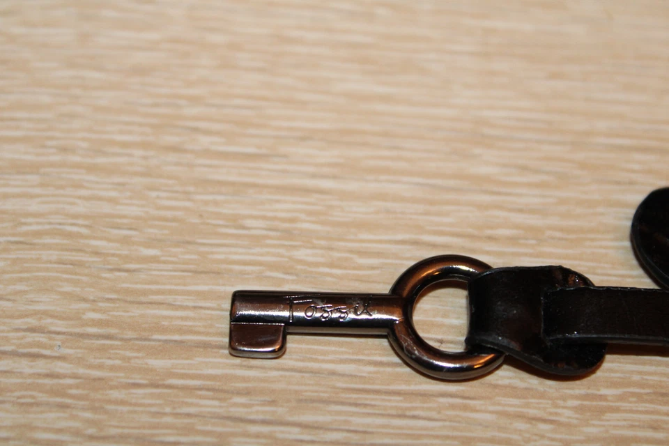 Etiqueta colgante de repuesto de llave redonda pequeña de metal tono peltre de cuero negro FOSSIL Foto 3 de 4