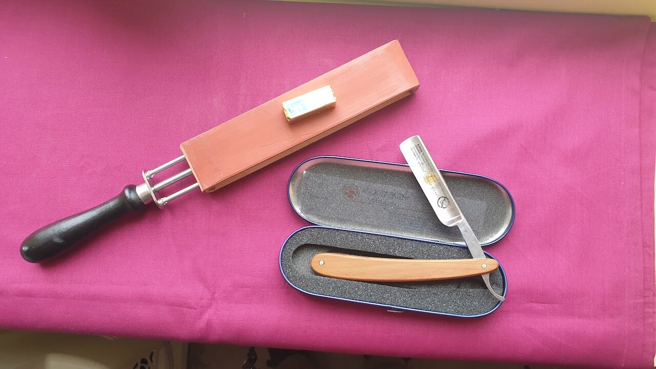 Rasoir Dovo Solingen 121 en acier carbone avec cuir d'affûtage pour un rasage traditionnel
