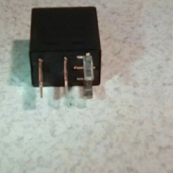 Relé Tyco Ford HU5T-14892-GA PA66-GF25 12VDC bobina 30/20A Foto 2 de 4