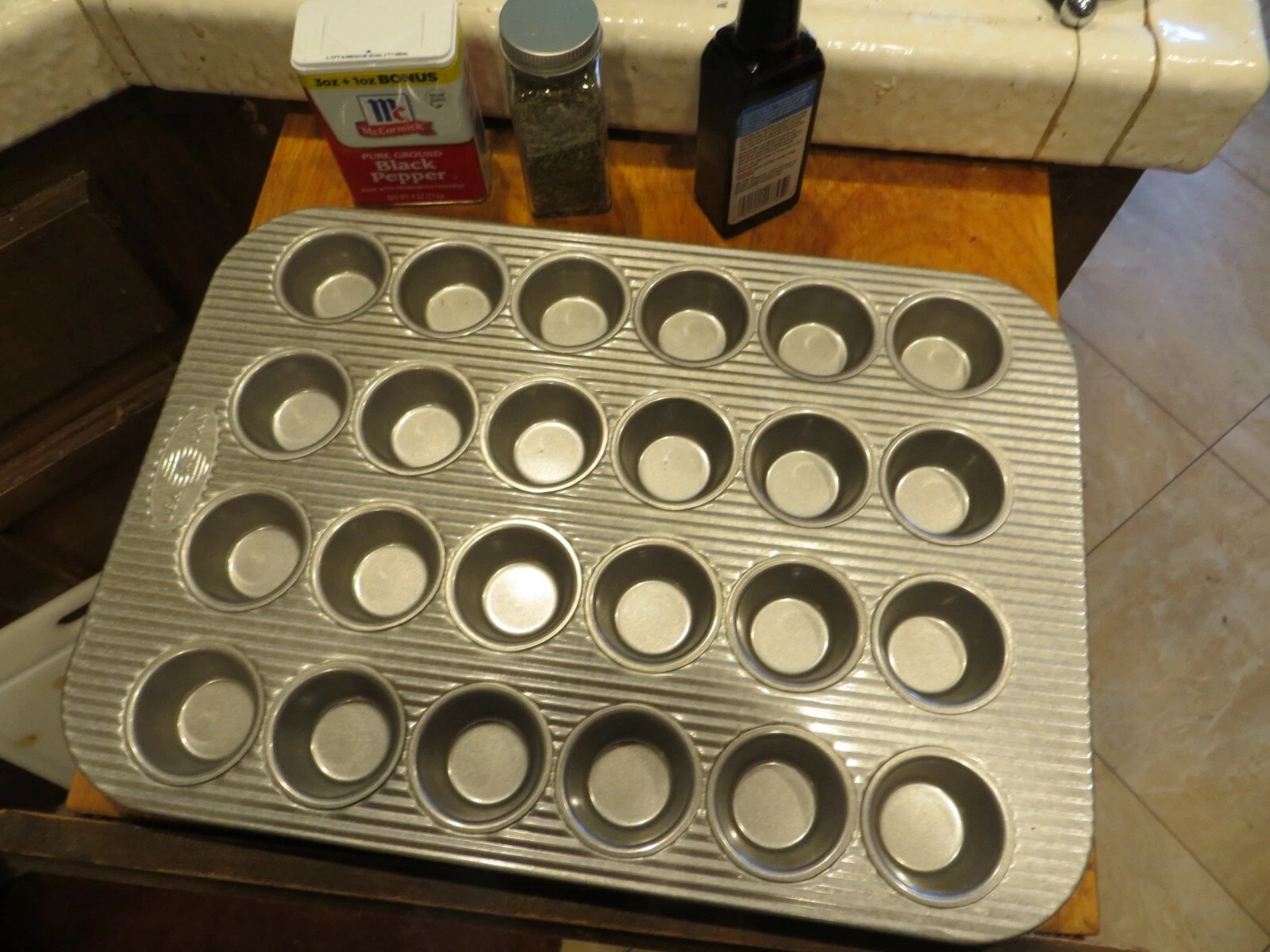 USA Pan Bakeware Mini Cupcake and Muffin Pan, 24 Well, Nonstick NICE!
Opens in a new window or tab