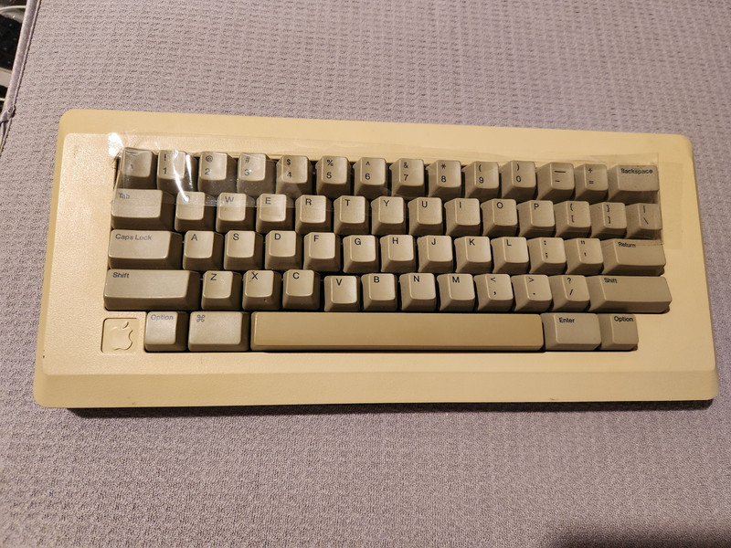 Vintage Apple M0110 Mac 128K, 512K, or Mac Plus Computer Keyboard, needs repair.