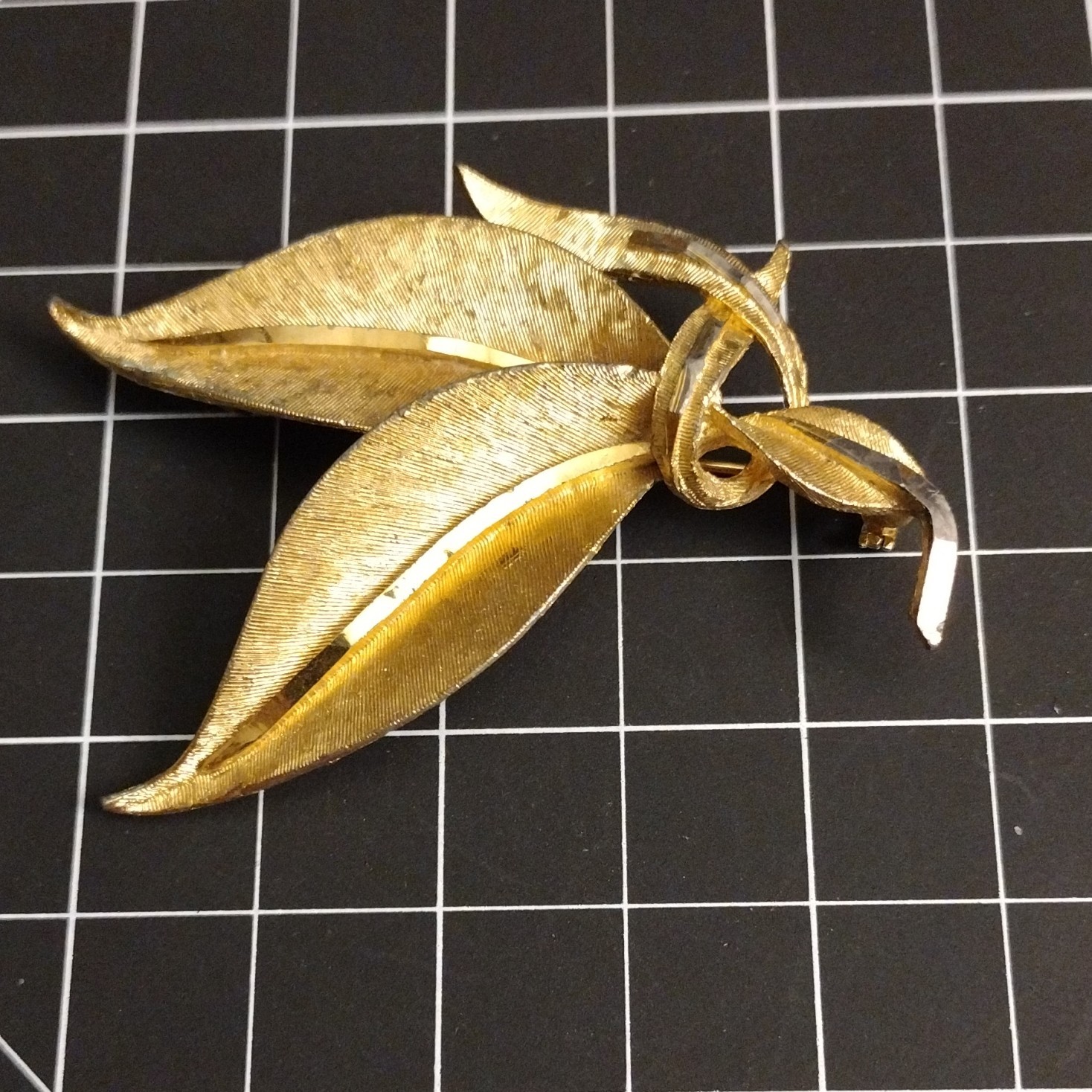 Vintage Signed BSK Brooch Textured Brushed Gold Tone Leaf Beautiful Elegant Pin