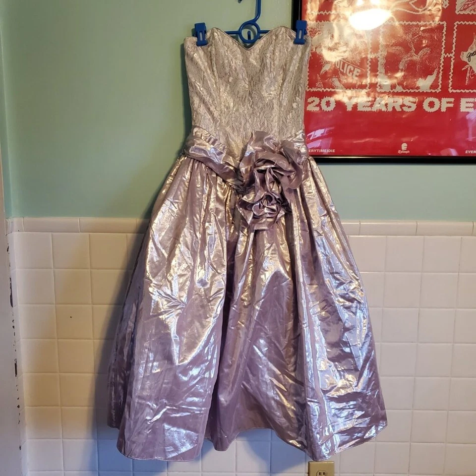 Vestido de graduación vintage de los años 80 entallado y acampanado princesa púrpura brillante encaje sin tirantes Foto 3 de 4