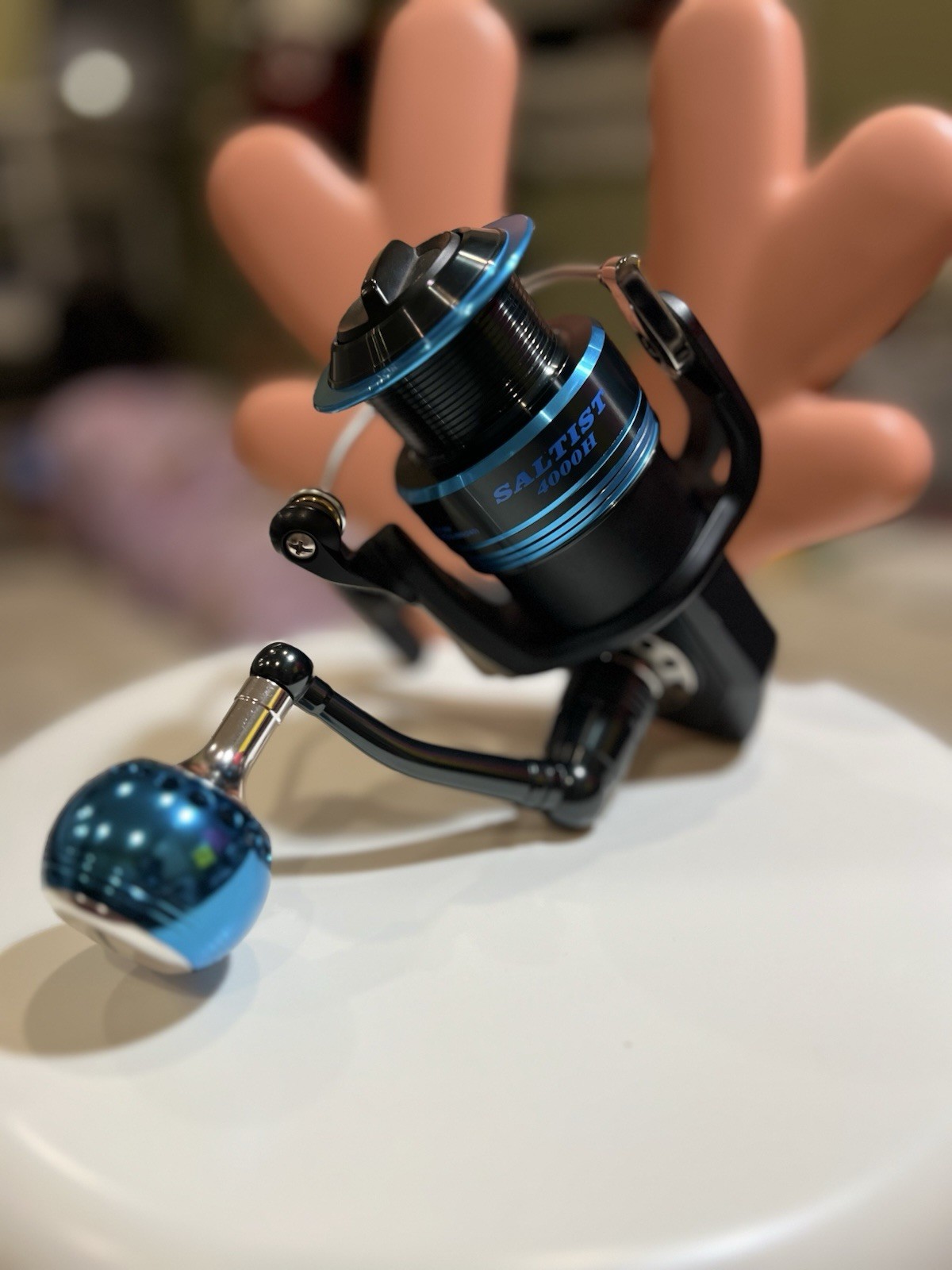 Daiwa Saltist 4000H Spinning Fishing Reel Good Condition (Line holder broken) 