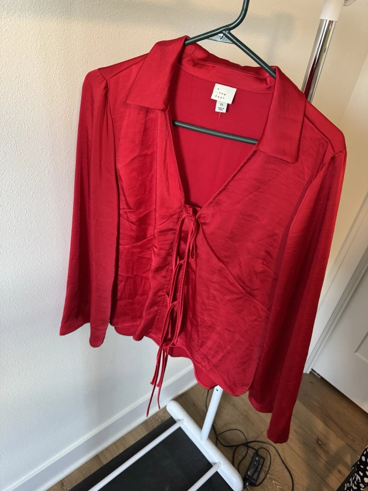 Blusa corbata satinada manga larga para mujer - Un nuevo día roja talla XL Foto 2 de 4