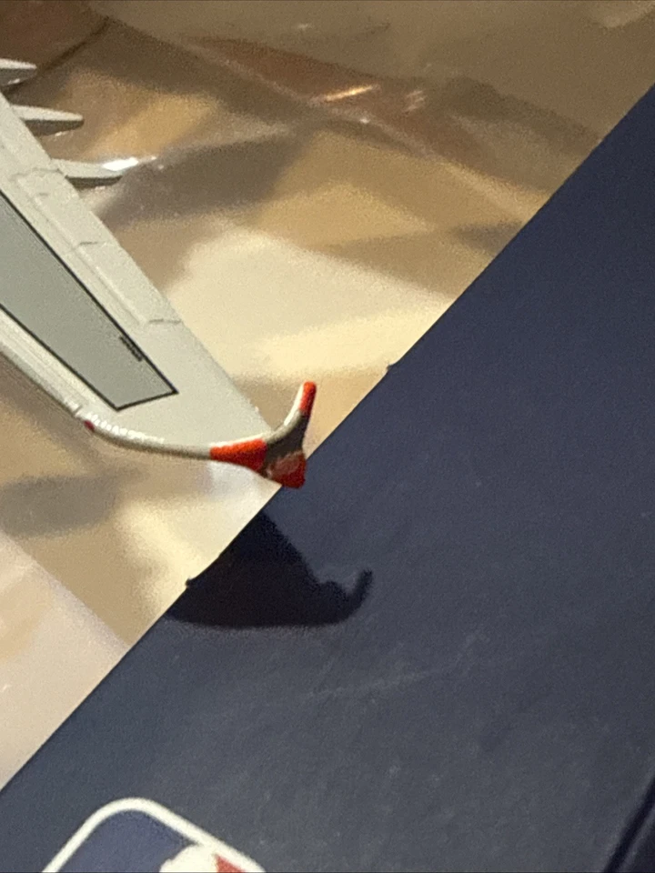 GeminiJets Emirates Airlines a380 NBA librea 1:400 y United Express Bae146 Foto 2 de 4