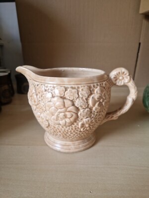 Vintage Art Deco Sadler beige Kanne Vase 14 cm hoch.  Geprägtes Blumenmuster
