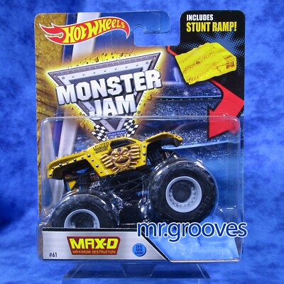 2016 Gold Max-D with SPIKES & Stunt Ramp Hot Wheels Monster Jam New Look!