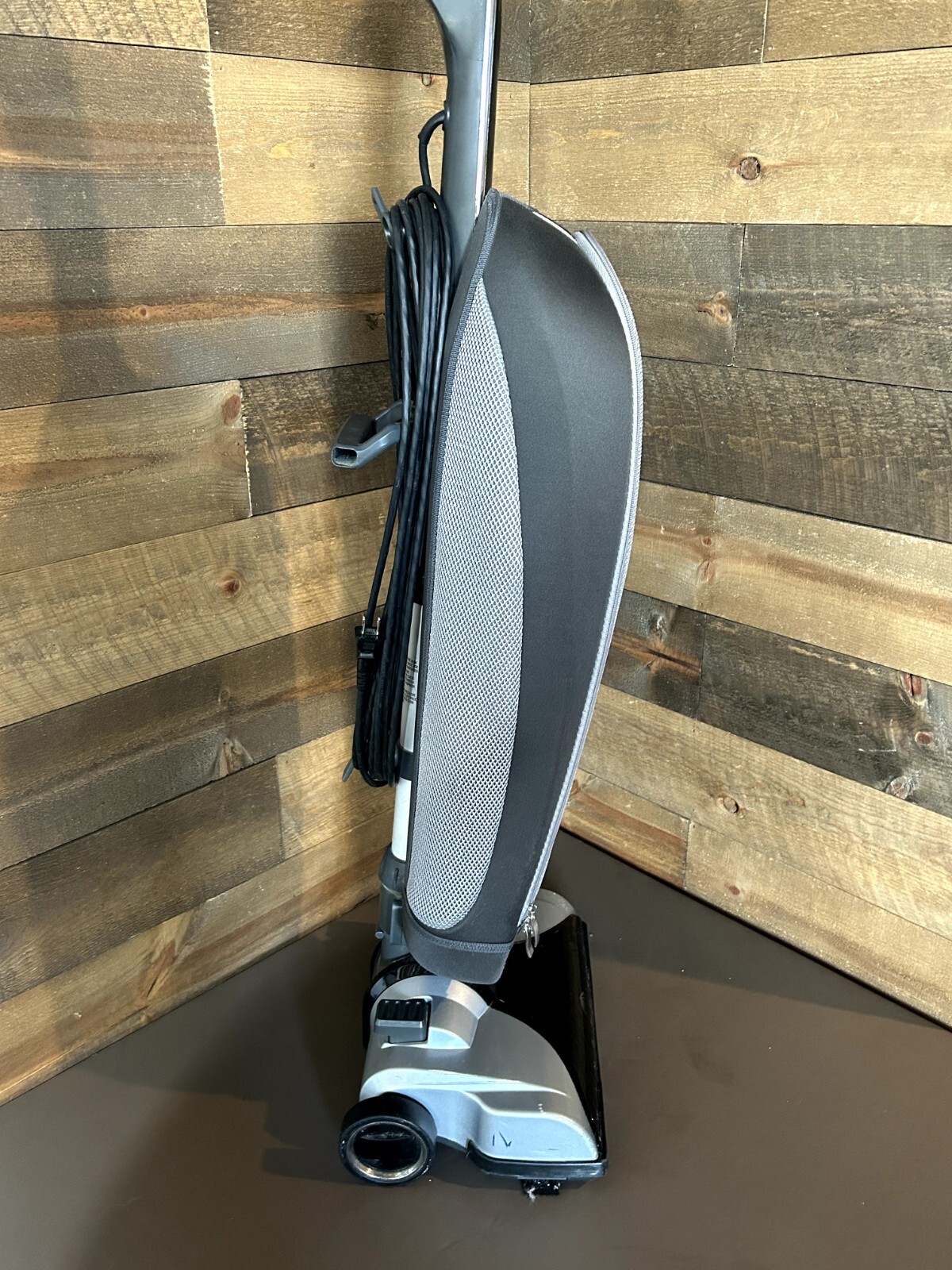 Hoover UH30010 Windtunnel Platinum Upright Bagged Vacuum Great