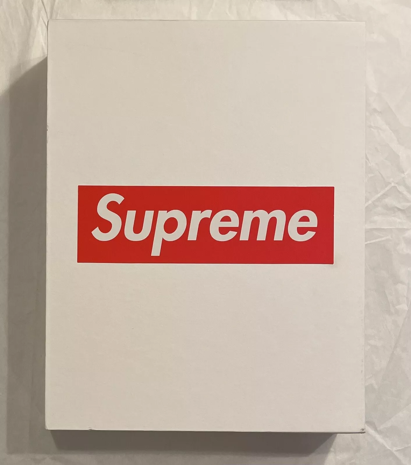 Supreme by Supreme (2020, couverture rigide) avec affiche