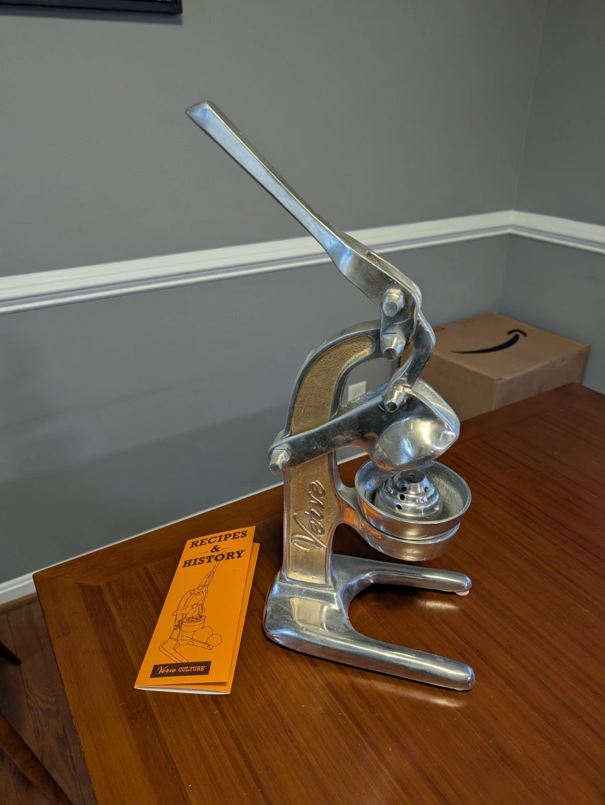 Verve Culture Artisan Citrus Juicer 13" Aluminum, Manual Hand Press, Silver Gold
Opens in a new wind