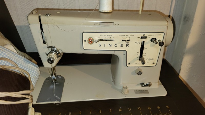 Vintage Singer Zig Zag Model 457 Sewing Machine in cabinet w/ foot pedal