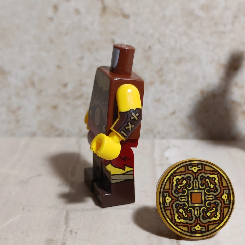 Nuevo LEGO Torso Vikingo Añade tu Cabeza Escudo Piernas Falda de Piel Corsé de Metal Cobre Foto 4 de 4