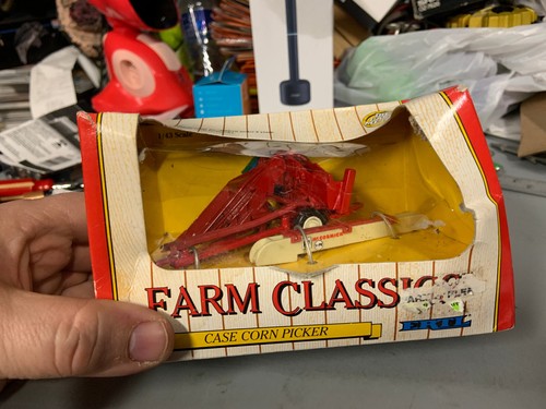 Ertl Farm Classic Case Corn Picker 1:43 Replica #2621