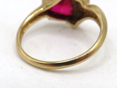 LADIES 10k YELLOW GOLD RING w LAB CREATED RUBY & 2 S.C. DIAMONDS SIZE 6.25/6.5* - Picture 7 of 13