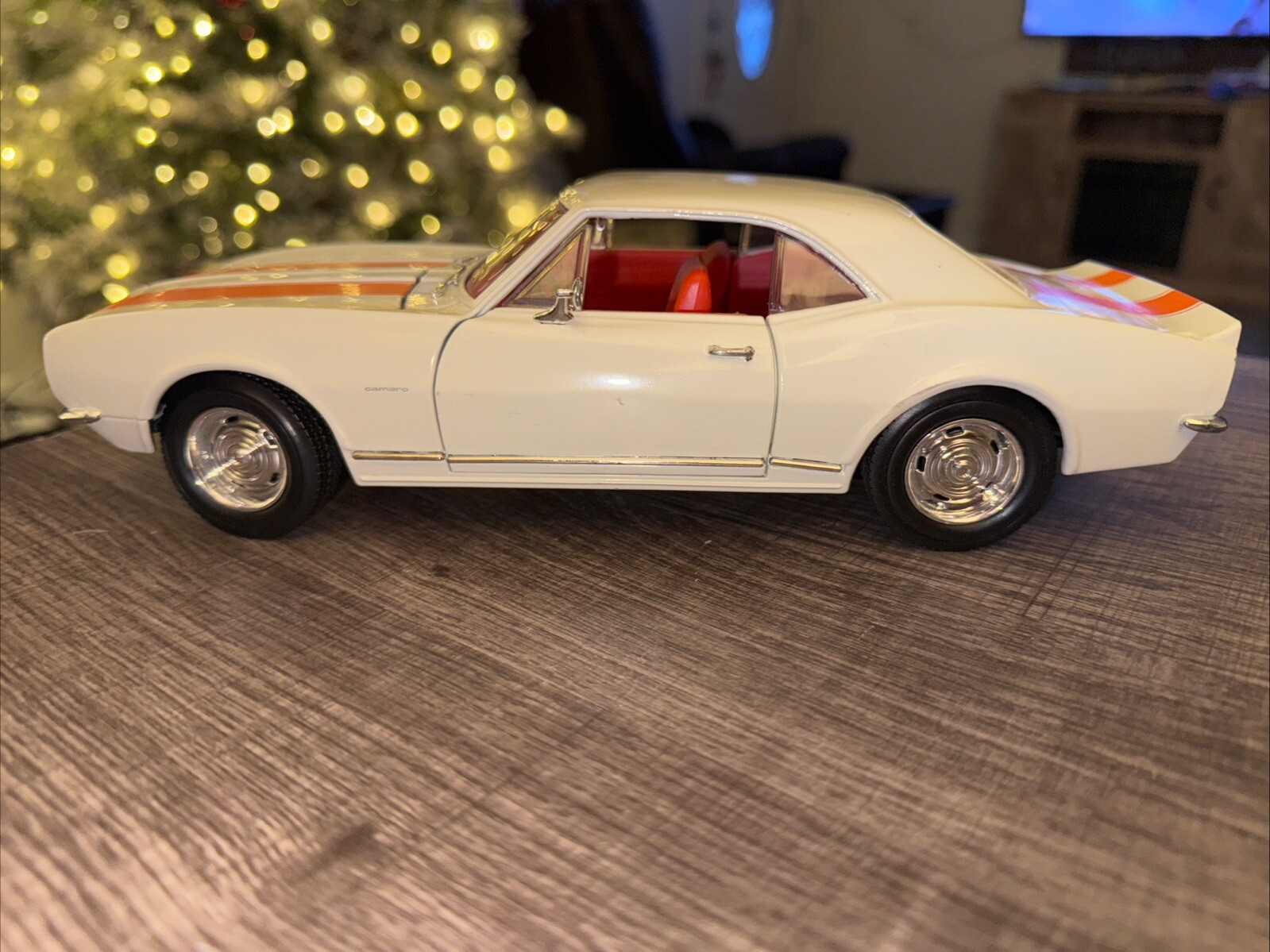 1967 Chevrolet Camaro Z28 Road Legends Classic Collection 1:18 Scale Diecast Model