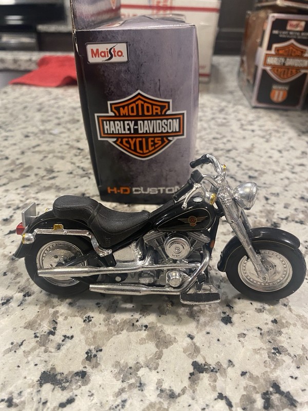 Maisto 1999 Harley-Davidson FLSTF Fat Boy Vivid Black - 1/18 diecast    NO BOX
