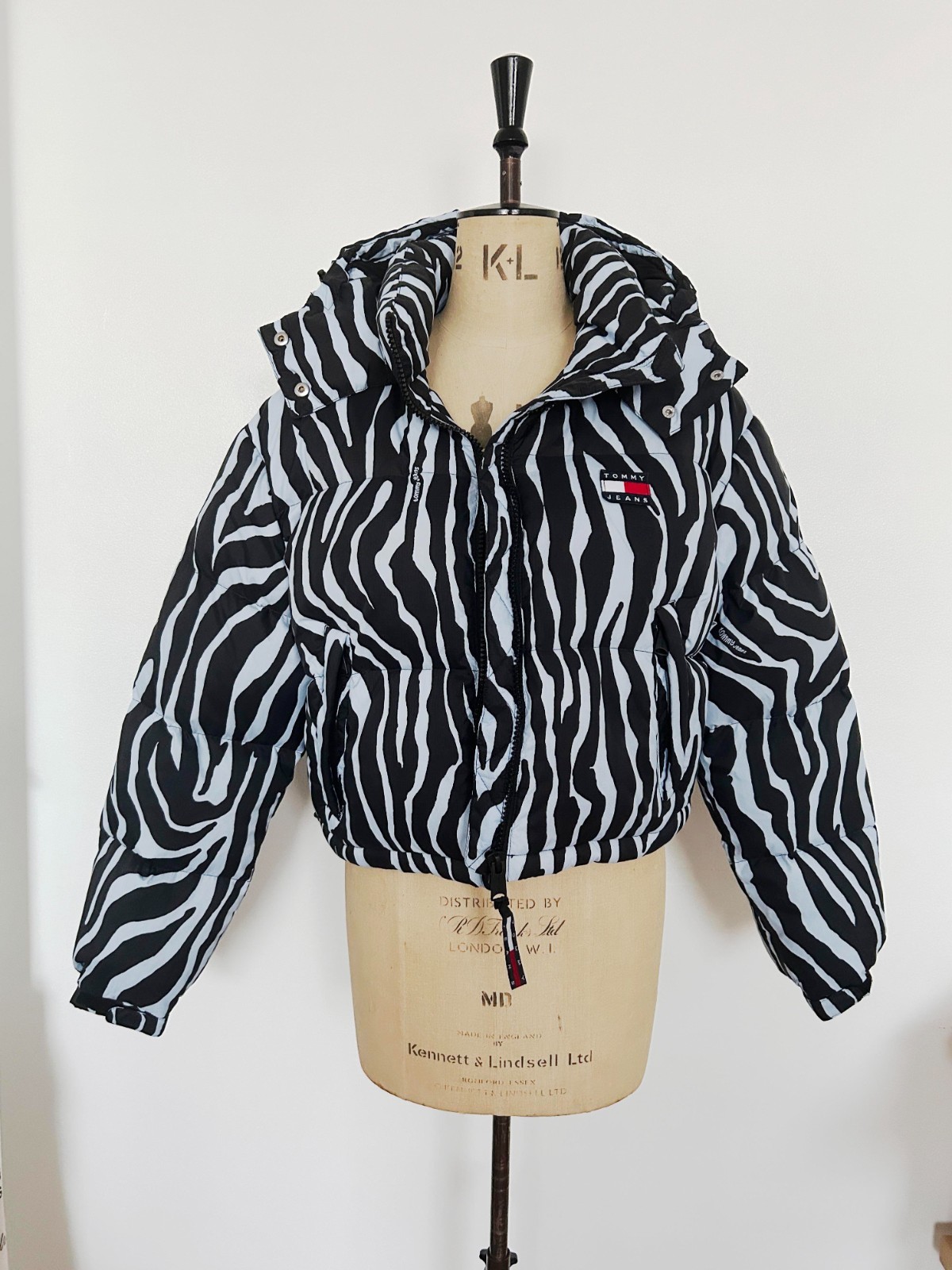 SOLD OUT tommy jeans zebra puffer jacket