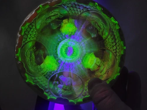 Very Pretty Fenton Vaseline Lime Green Carnival Glass Horse Medallion Rose Bowl