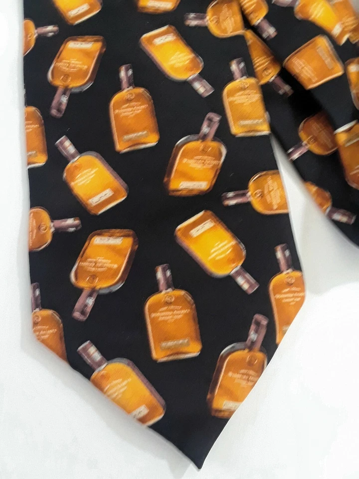 Corbata de cuello Designs by Anthony Silk para hombre negra con patrón de botellas de colonia Foto 3 de 4