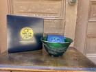 ORIENT AND FLUME JEFF HOWELL SIGNED IRIDESCENT GREEN BOWL W/GRASSHOPER & BRANCH — photo 8
