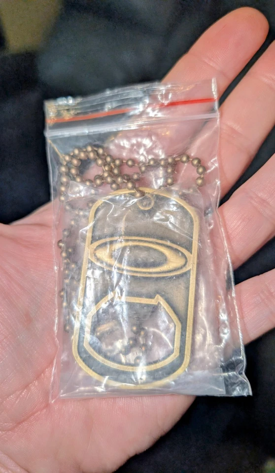 Abrebotellas Oakley Metal Etiqueta de Perro Oro Raro NUEVO 50 Aniversario  Foto 3 de 3