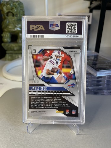 2024 Panini Prizm James Cook Navy Camo Prizm #/25 (SP) #29 Bills - Foto 4 di 5