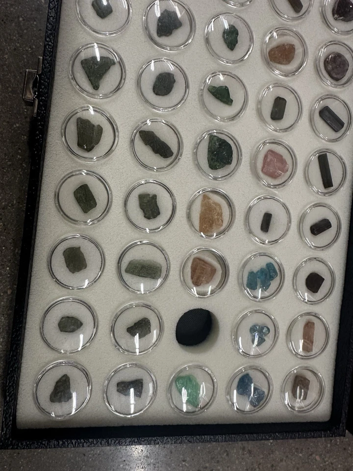 Colección de piedras preciosas - Moldavita, Turmalina, Topacio Imperial, Larimer, Danburita Foto 2 de 4