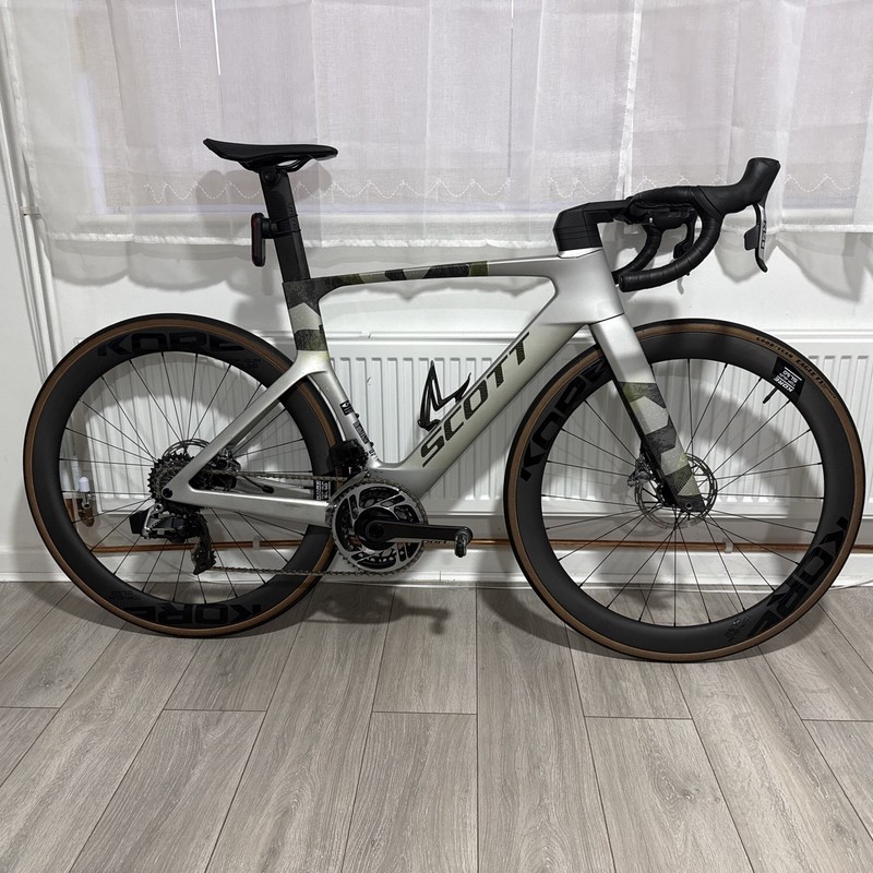 SCOTT FOIL RC 30 2025 (SMALL) WITH SRAM RED GROUPSET AND CARBON WHEEL UPGRADED.