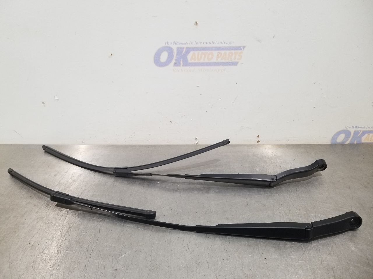 Bentley Bentayga FRONT+LEFT, RIGHT Wiper arm
