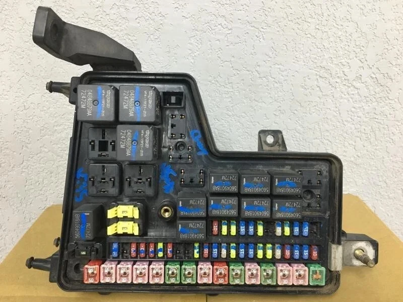 2004-2005 Dodge Ram 2500 Engine Fuse Box 5.7 L OEM Foto 3 de 4
