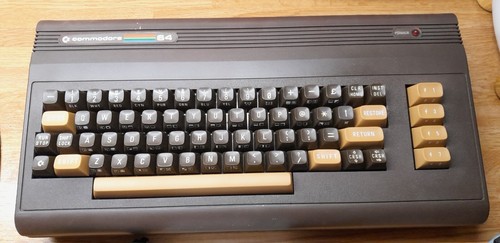 Commodore 64 braun lackiert generalüberholt mit neuem Netzteil und Joystick