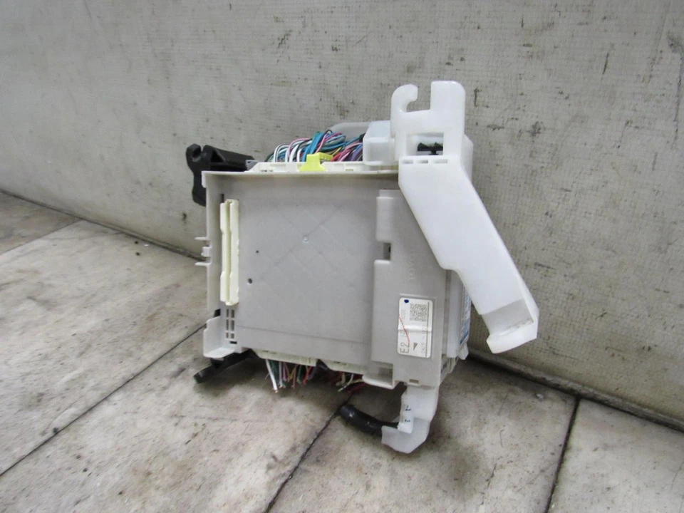 2010 LEXUS HS250H CABIN FUSE BOX 8273075020 - Image 3 of 4